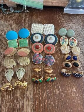 18 PAIR VINTAGE OLD MONEY LARGE CHUNKY CLIP EARRING LOT GOLD TONE ECLECTIC